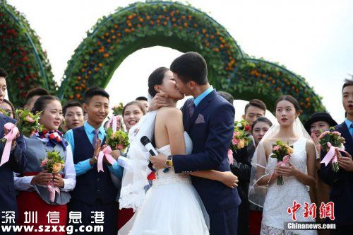 校長(zhǎng)見(jiàn)證情侶表白 99對(duì)情侶共同走過(guò)真愛(ài)大道