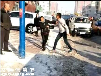 小伙當(dāng)街毆打父母什么仇什么怨？竟是嫌婚房買小了！