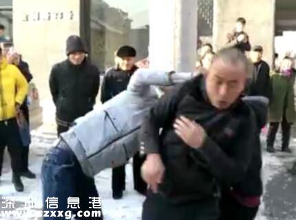 小伙當(dāng)街毆打父母什么仇什么怨？竟是嫌婚房買小了！