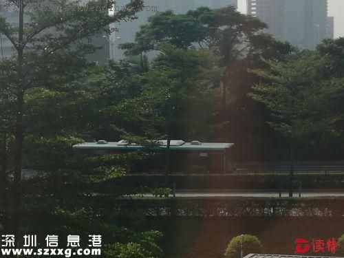 <a href=http://www.thesurfingworld.com/shenzhen/ target=_blank class=infotextkey>深圳</a>公交車冒煙要自燃？是剎車片摩擦產(chǎn)生的煙霧