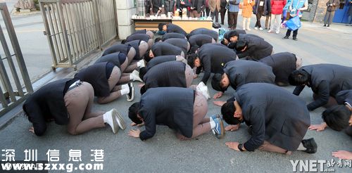 韓國高考拉開帷幕 學(xué)弟學(xué)妹下跪送考生