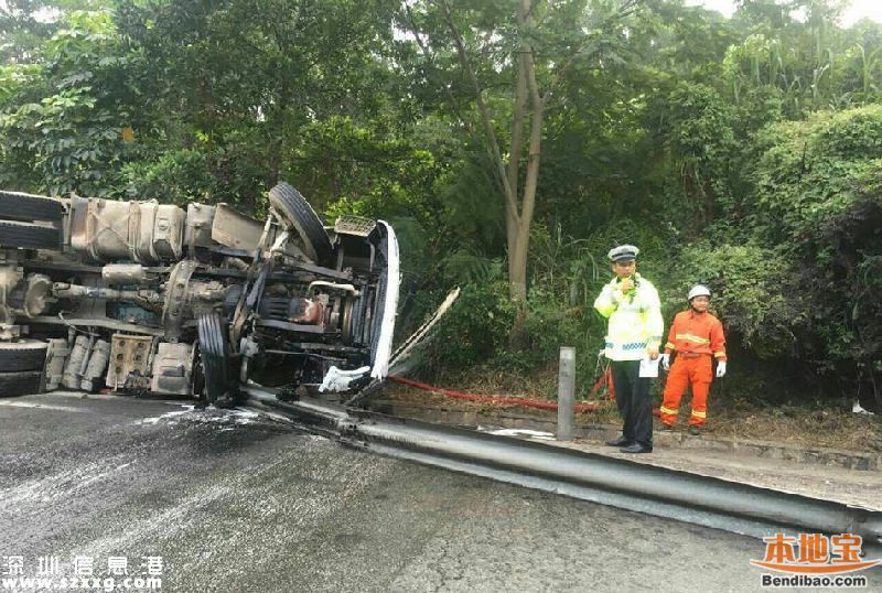 深圳機(jī)荷高速一10米長的貨柜車側(cè)翻 司機(jī)遇難(圖)
