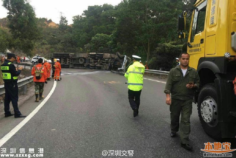 深圳機(jī)荷高速一10米長的貨柜車側(cè)翻 司機(jī)遇難(圖)