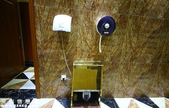 重慶現(xiàn)土豪公廁 可充電可擦鞋還有WIFII與電視(圖)