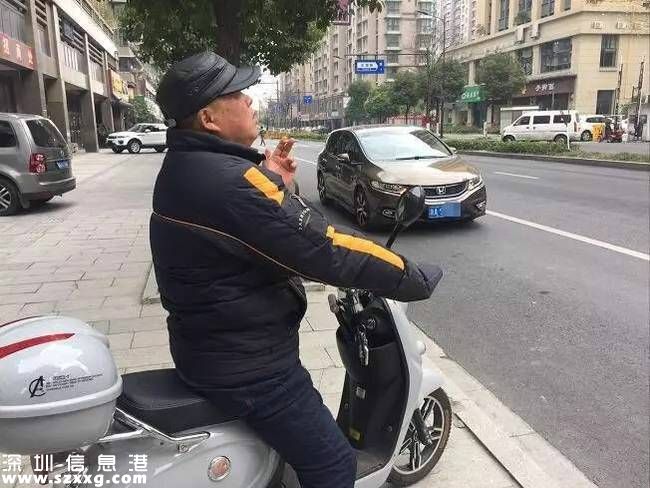 杭州一男子屋頂狂撒錢 引數(shù)百人圍觀(組圖)