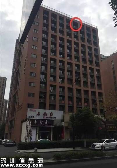 杭州一男子屋頂狂撒錢 引數(shù)百人圍觀(組圖)