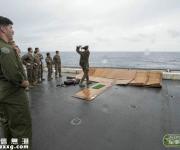 美軍軍艦打高爾夫 東海航行像在度假一樣找樂子