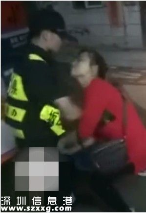 從片中可見(jiàn)，一名戴眼鏡的女商販與一名制服男子爭(zhēng)奪做生意的工具，其間女子見(jiàn)爭(zhēng)奪僵持，竟連番伸手抓住制服男下體，后者仍堅(jiān)持不放手，雙方扭作一團(tuán)；爭(zhēng)奪過(guò)程中女子不時(shí)辱罵制服男。