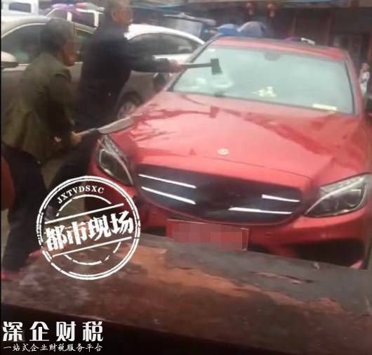     兩位老人，一人拿柴刀，一人拿斧頭，將這輛還沒上牌的奔馳新車砸了個(gè)傷痕累累。