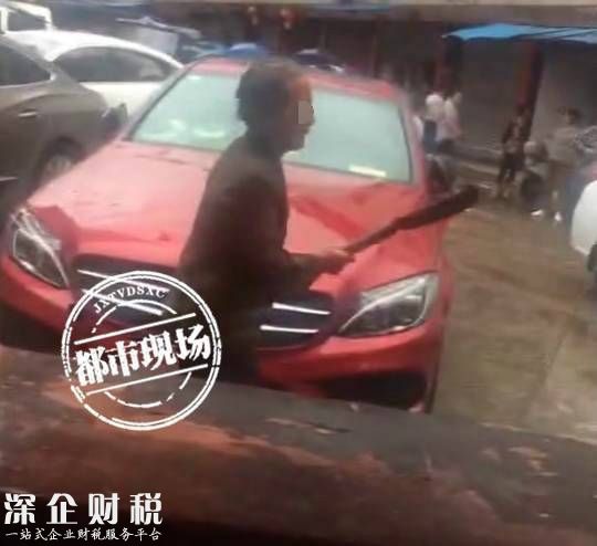     砸車的是一對夫妻，派出所警察接到報(bào)警后，趕到現(xiàn)場將老兩口控制住。撫州東鄉(xiāng)區(qū)公安局工作人員介紹，事件起因是鄰居產(chǎn)生矛盾 ，當(dāng)時(shí)停車擋了兩個(gè)老人的路，吵架時(shí)年輕人可能動手，老人就發(fā)火，就砸了車子的一塊玻璃引擎蓋砸凹了。