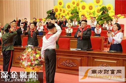 少年團員向金正恩敬禮。