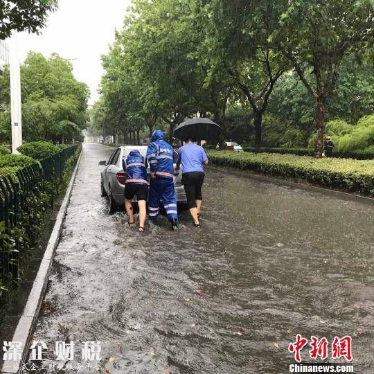 大雨當(dāng)前，南京當(dāng)?shù)爻枪軍^戰(zhàn)在搶險一線，從清晨就開始排水救災(zāi)?！〕枪芄﹫D