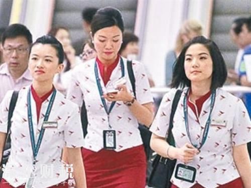 空姐拒掛中文名牌 因這樣令員工隱私毫無(wú)保障員工們抗議