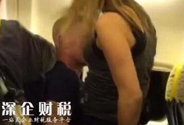[實(shí)拍]飛機(jī)上做不雅之事 動(dòng)作辣眼睛上演活春宮讓人驚掉下巴