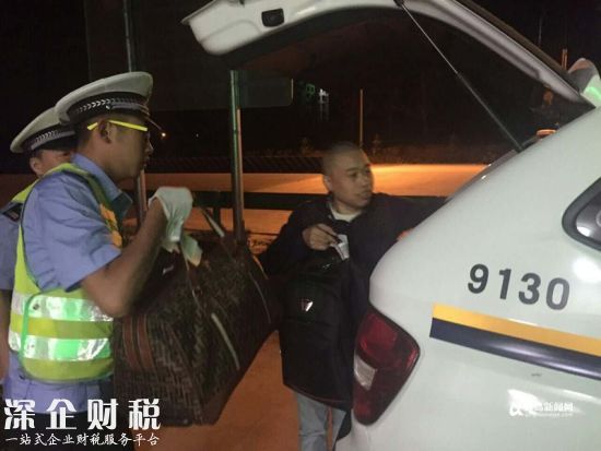 兩名四川游客被棄在高速路口，向警方求助。