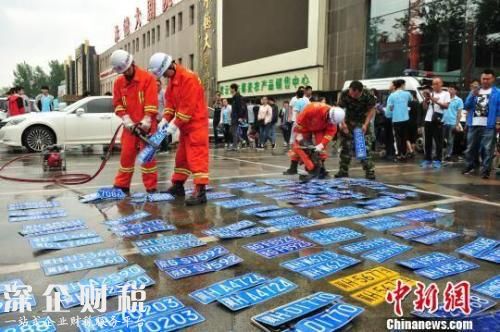 挖掘機(jī)爆砸寶馬
