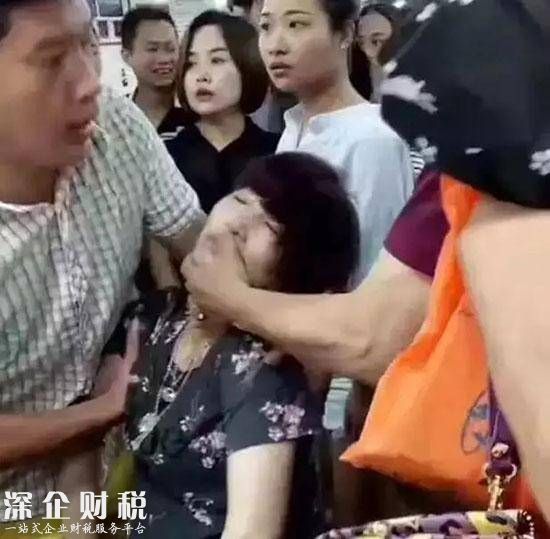 試戴手鐲摔碎嚇暈 送醫(yī)救治已無(wú)危險(xiǎn)雙方正在協(xié)商賠償問(wèn)題