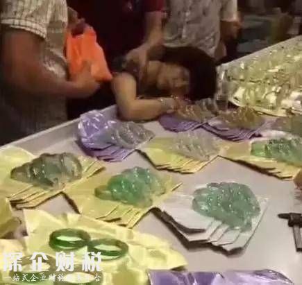 試戴手鐲摔碎嚇暈 送醫(yī)救治已無(wú)危險(xiǎn)雙方正在協(xié)商賠償問(wèn)題