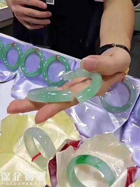試戴手鐲摔碎嚇暈 送醫(yī)救治已無(wú)危險(xiǎn)雙方正在協(xié)商賠償問(wèn)題