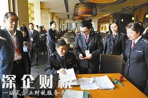 市食藥局檢查餐廳索證索票情況。