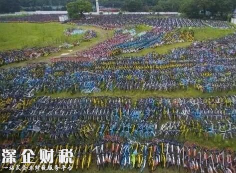 杭州上萬輛共享單車被棄荒野，好似“亂葬崗”