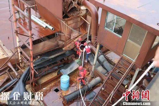 圖為消防官兵固定船只?！↓嫿「蹟z