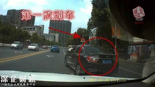 男子嫌前車禮讓行人影響行駛 超車后走S步9次別車