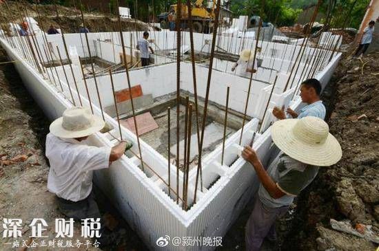 農(nóng)民用泡沫蓋別墅 系EPS模塊當?shù)卣罅ο锣l(xiāng)推廣