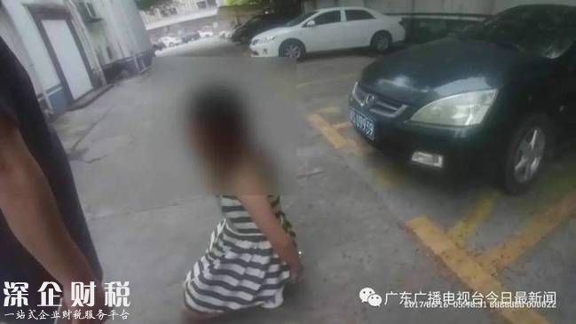 廣州：女子行騙別抓 哭著向警察下跪稱要見丈夫(圖)
