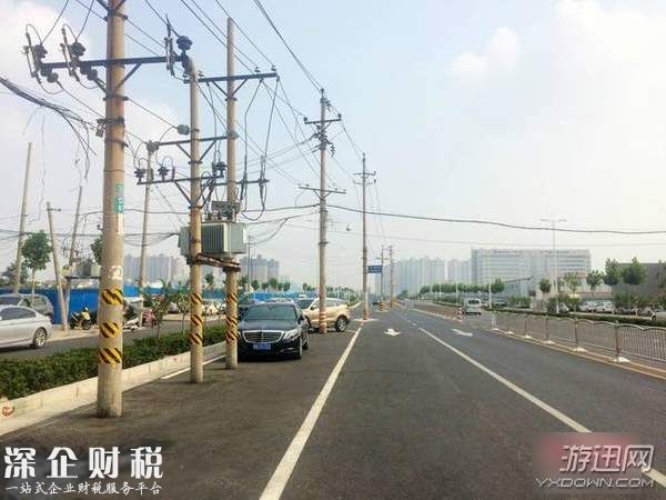8根電線桿成路霸 老司機(jī)都忍不住吐槽：行車如過(guò)梅花樁