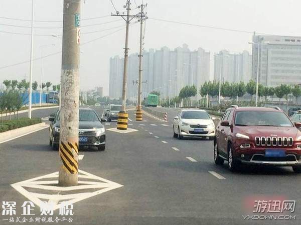 8根電線桿成路霸 老司機(jī)都忍不住吐槽：行車如過(guò)梅花樁