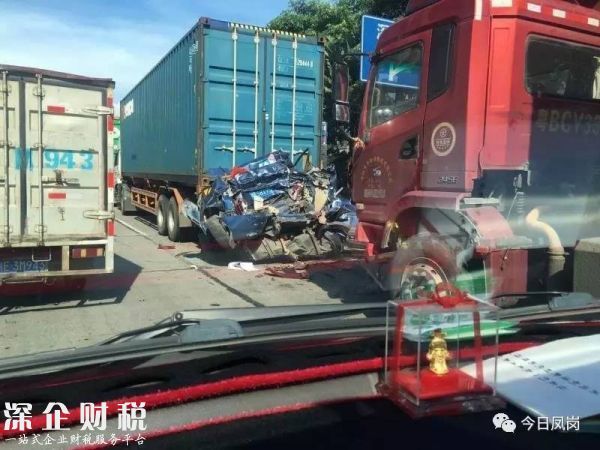 慘烈！東深二路往深圳方向一小車被貨車壓成鐵餅（4）
