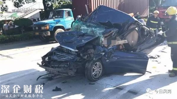 慘烈！東深二路往深圳方向一小車被貨車壓成鐵餅