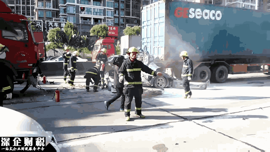 深圳一貨車與小車沖撞 小車被撞壓成鐵餅