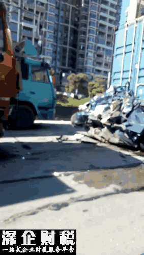 慘烈！東深二路往<a href=http://www.thesurfingworld.com/shenzhen/ target=_blank class=infotextkey>深圳</a>方向一小車被貨車壓成鐵餅