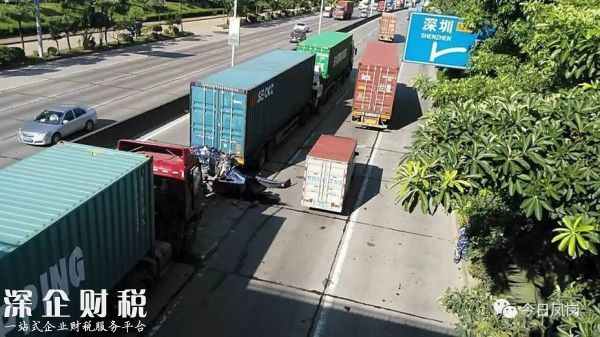 慘烈！東深二路往深圳方向一小車被貨車壓成鐵餅（5）