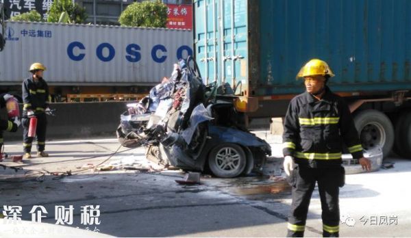 慘烈！東深二路往深圳方向一小車被貨車壓成鐵餅（5）