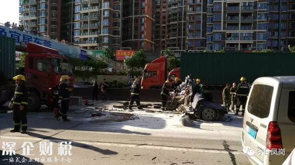 慘烈！東深二路往深圳方向一小車被貨車壓成鐵餅（5）