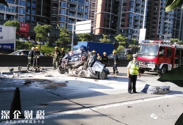 慘烈！東深二路往深圳方向一小車被貨車壓成鐵餅（2）