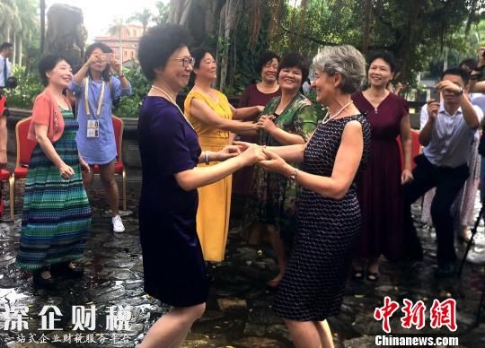 9月4日，聯(lián)合國(guó)教科文組織博科娃為廈門(mén)鼓浪嶼頒發(fā)世界遺產(chǎn)證書(shū)。圖為博科娃被鼓浪嶼社區(qū)音樂(lè)氣氛感染，博科娃翩翩起舞。 陳悅 攝