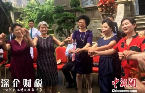 9月4日，聯(lián)合國(guó)教科文組織博科娃為廈門(mén)鼓浪嶼頒發(fā)世界遺產(chǎn)證書(shū)。圖為博科娃在鼓浪嶼社區(qū)音樂(lè)會(huì)上和民眾共舞。 陳悅 攝