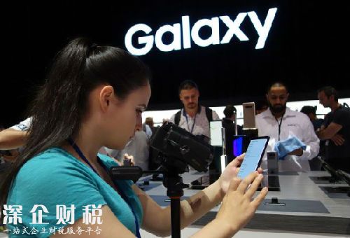 8月23日，在美國紐約，媒體從業(yè)人員在發(fā)布會上使用三星蓋樂世Note8手機(jī)。（新華/法新 ）