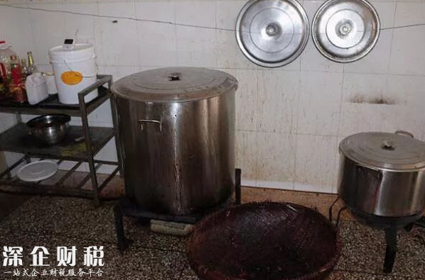 深圳一店鋪在廁所旁做鴨舌還無(wú)證無(wú)照