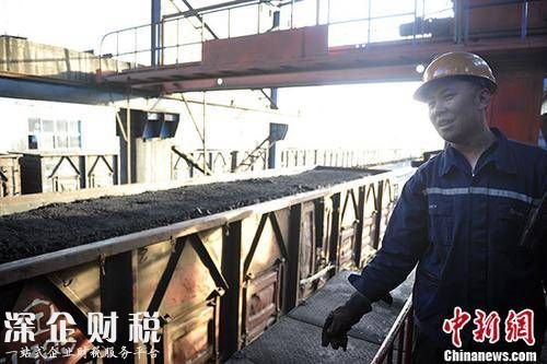 山西汾西煤礦貨運(yùn)站一列滿載即將外銷煤炭的列車。（資料圖片） 中新社記者 韋亮 攝