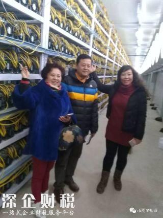 除了照片，還有現(xiàn)場視頻，大媽團(tuán)簽約后在噪音隆隆的礦場里合影留念