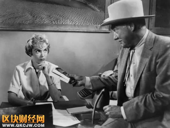 ▲希區(qū)柯克的恐怖電影《驚魂記》中，珍妮特·利飾演的女秘書瑪莉蓮就卷走了老板的四萬美元