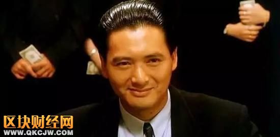 ▲周潤(rùn)發(fā)主演的《賭神》中，那些手握美金充當(dāng)人肉背景墻的賭徒們