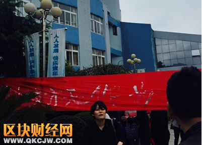 變態(tài)老師騙女生到寢室玩“舔棒棒糖游戲”被家長撞破